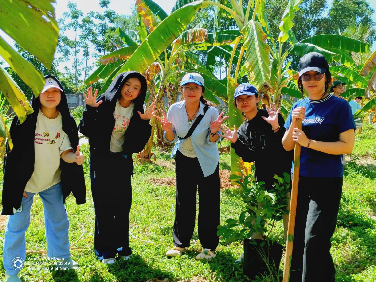 Sinh[-]viên[-]Trường[-]Đại[-]học[-]Công[-]nghiệp[-]TPHCM[-]cùng[-]doanh[-]nghiệp[-]trồng[-]cây[-]nhân[-]ngày[-]môi[-]trường[-]thế[-]giới